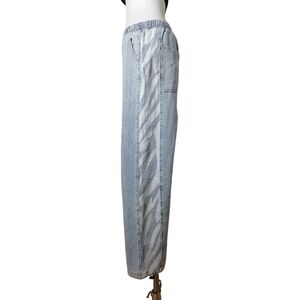 🐸 S/M， Light wash denim jeans with a relaxed fit.